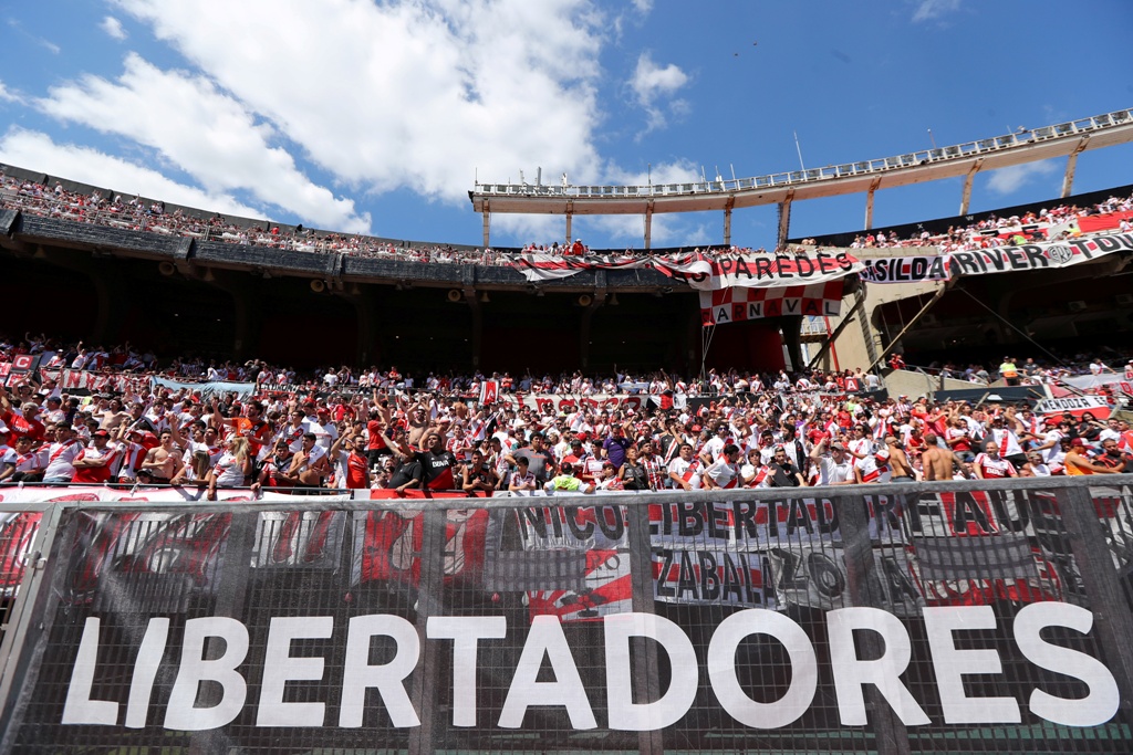 Aficionados de River Plate en el Estadio Monumental (Reuters)