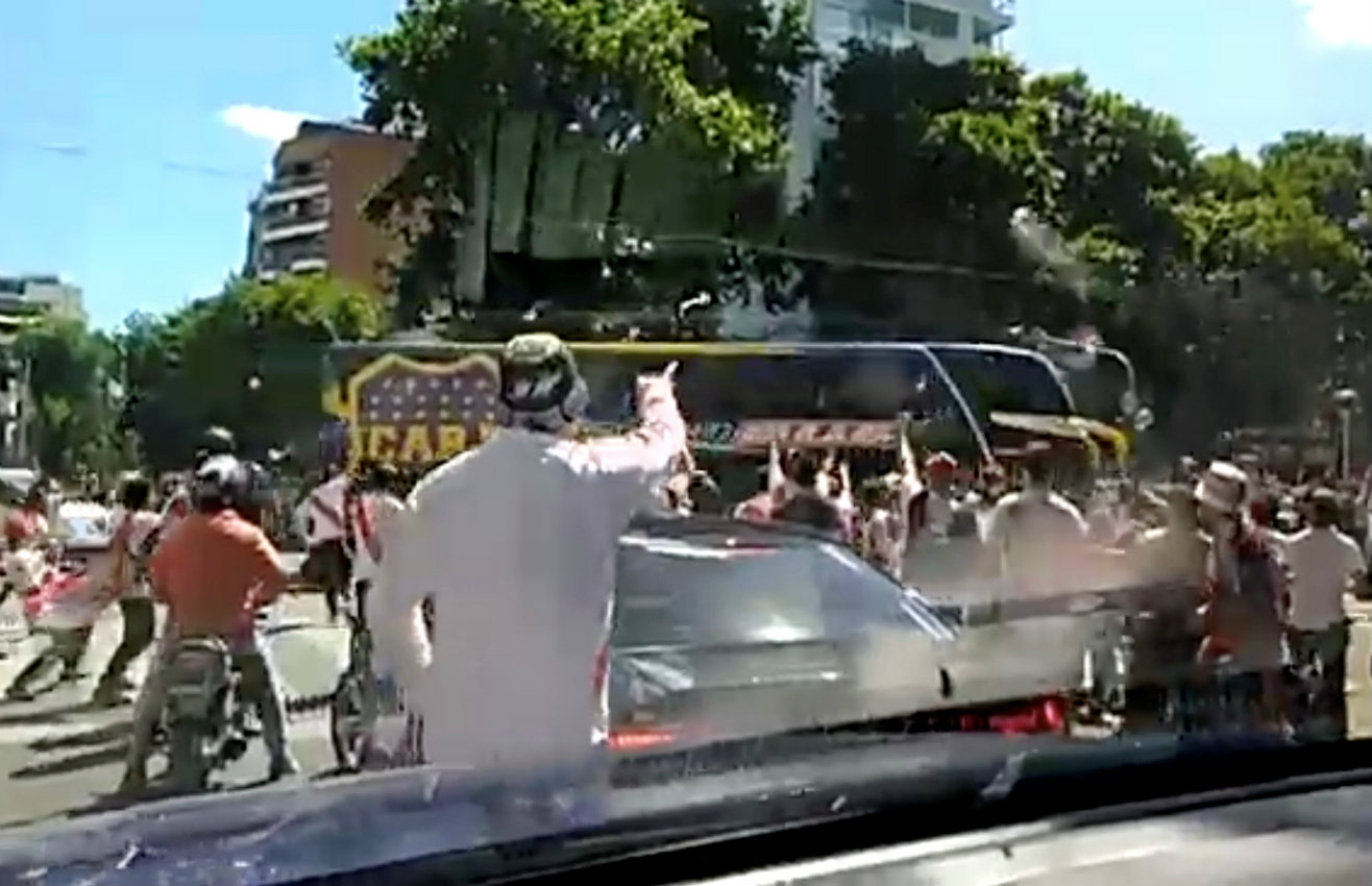 Ataque de aficionados de River Plate al autobús del Boca, previo a la Final de la Libertadores (Reuters)