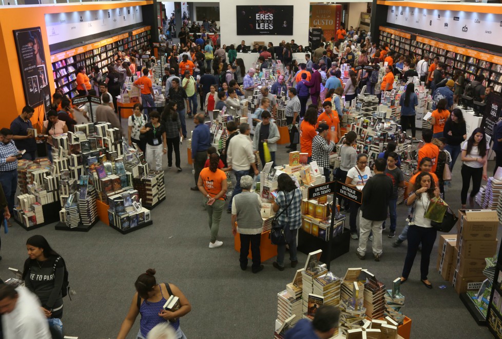 Cientos de personas se dieron cita al primer día de la Feria Internacional de Libro en Guadalajara. (Fernando Carranza)