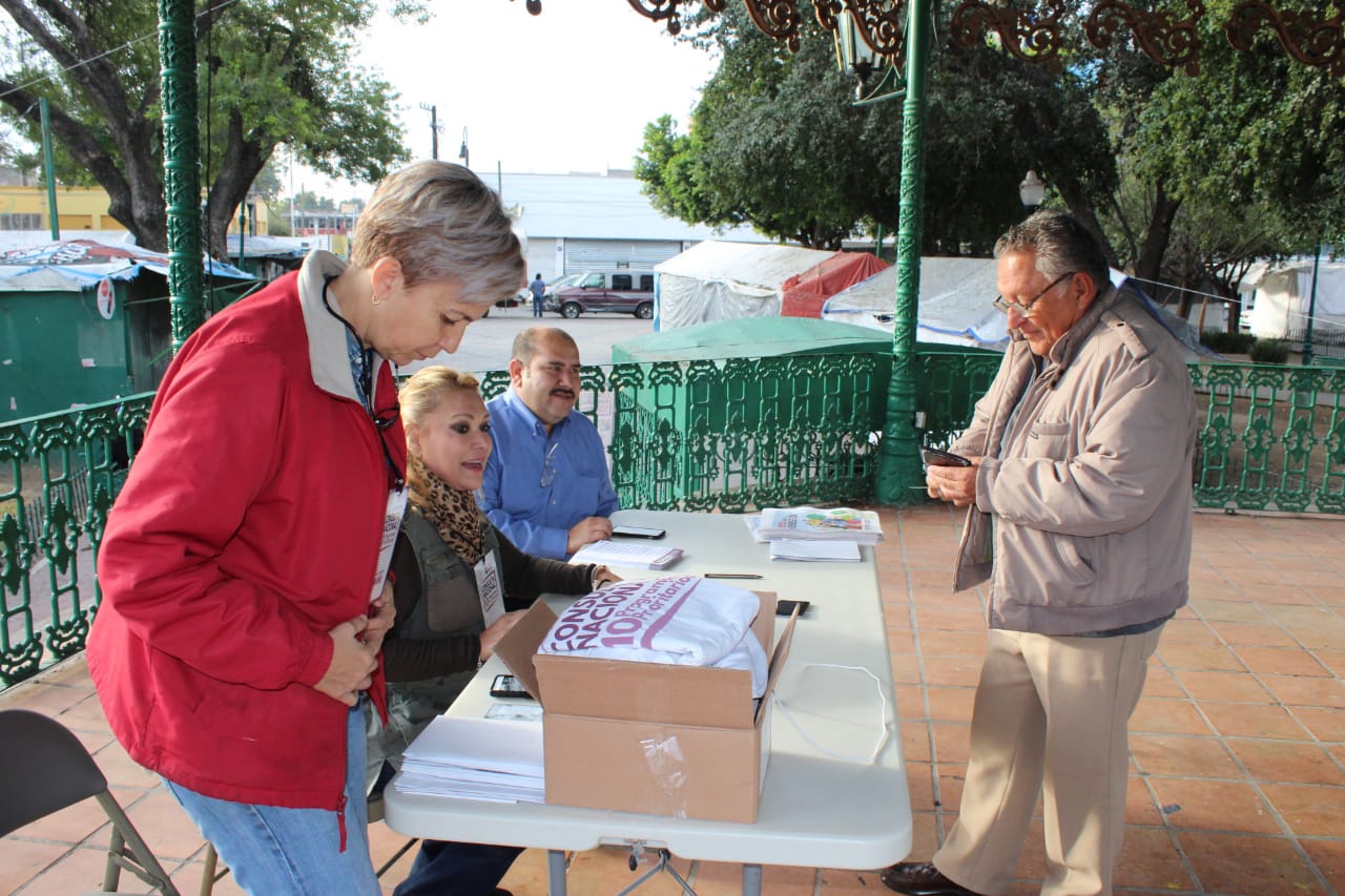 Ciudadano acude a consulta.