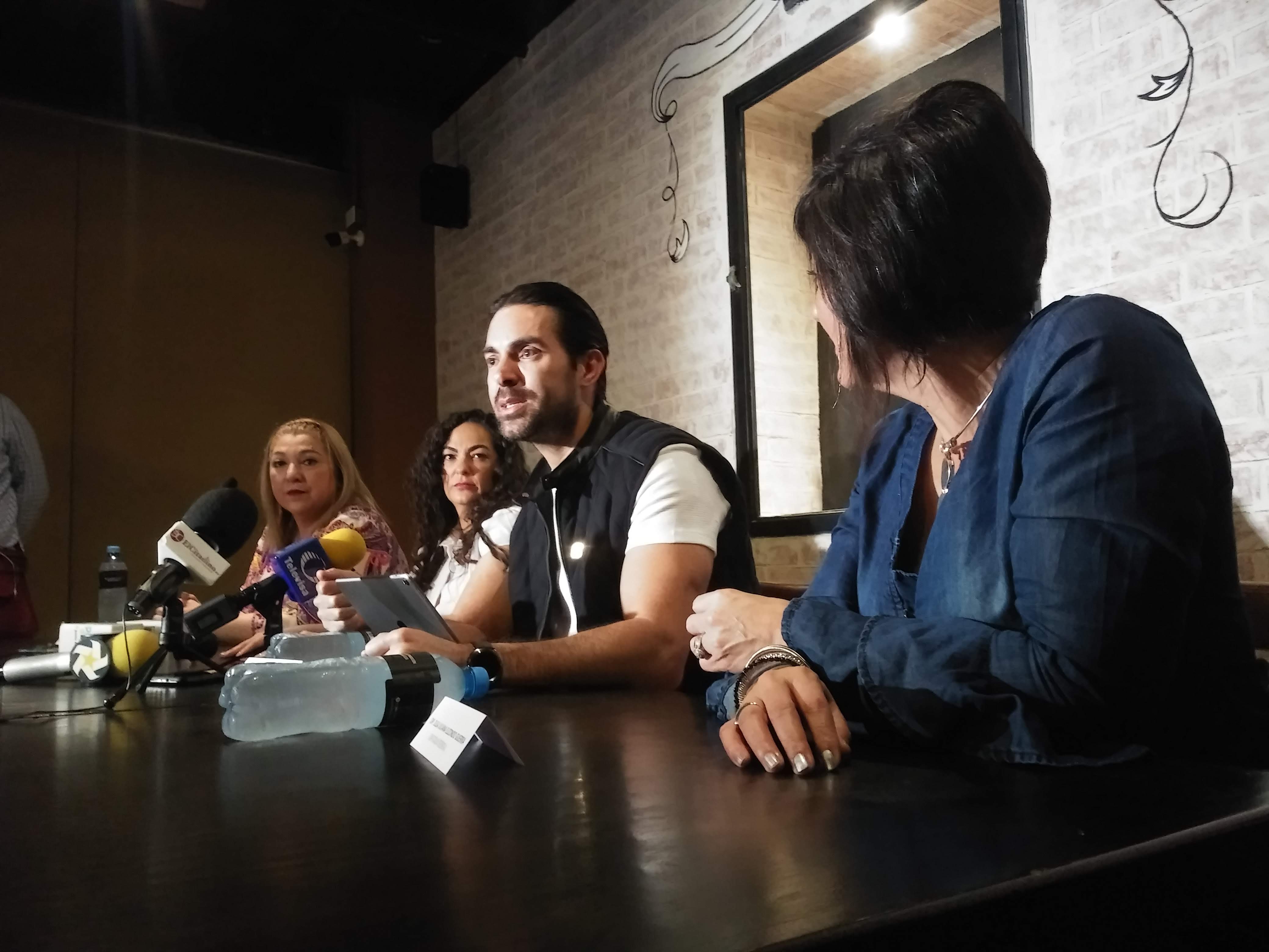 El diputado Ernesto Vargas (D'Alessio) en rueda de prensa en Tampico.