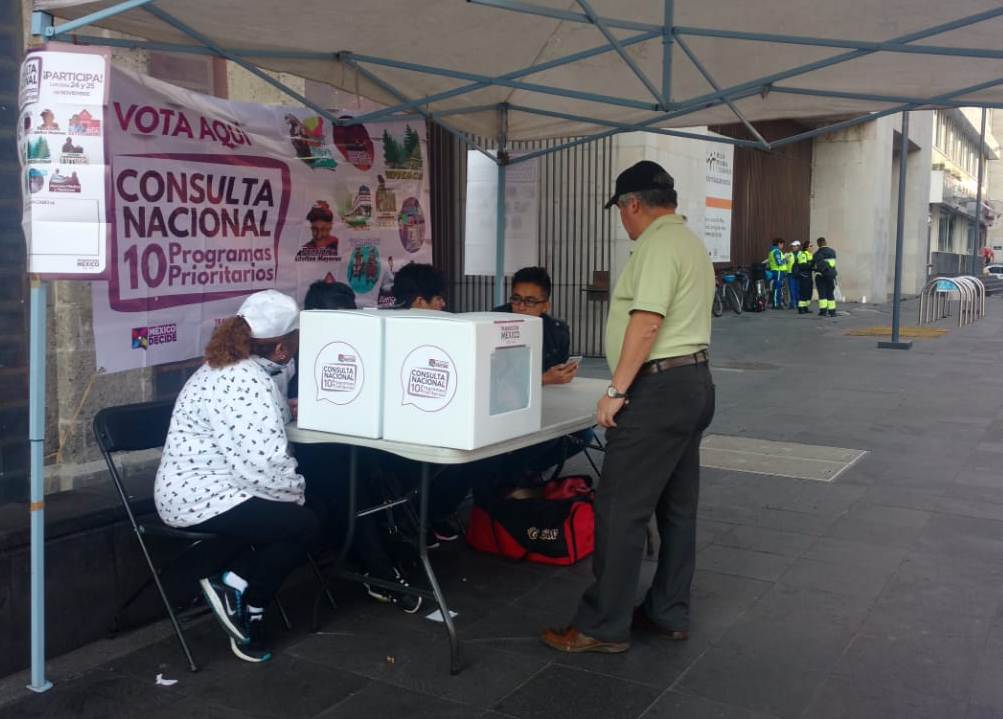 La gente acude a votar a las casillas de la colonia Centro. (Elia Castillo)