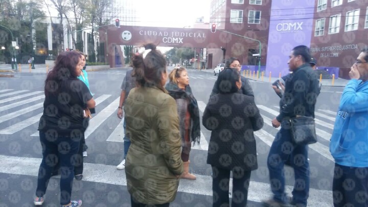 Un grupo de personas cerraron la avenida Niños Héroes porque no le entregaron los cuerpos de sus familiares. (Jorge Becerril)