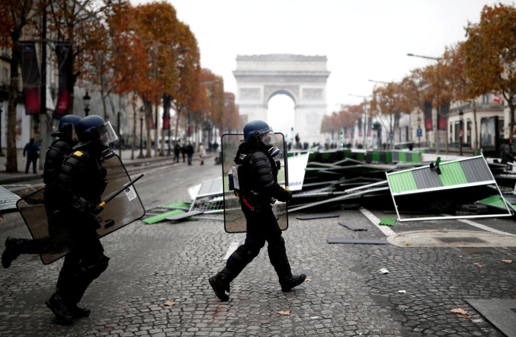 Los policías lanzaron gases en contra de los manifestantes. (Reuters)