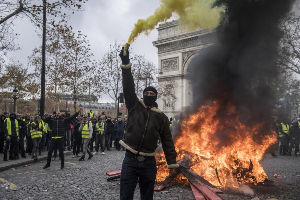 Manifestantes en París iniciaron disturbios, luego de que policías antimotines les lanzaron gases lacrimógenos. (EFE)
