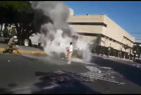 Los manifestantes prendieron fuego a un camión. (Abraham Jiménez)