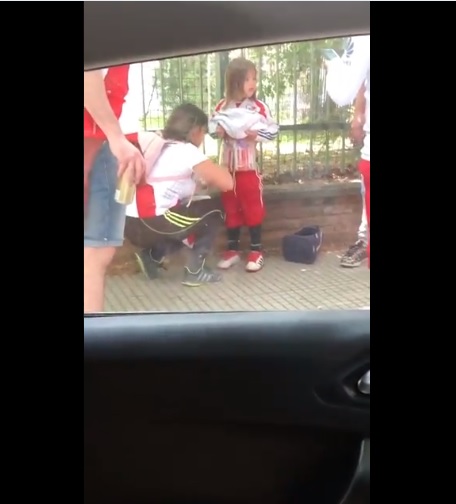 Mujer pega bengalas en el cuerpo de una niña (Especial)