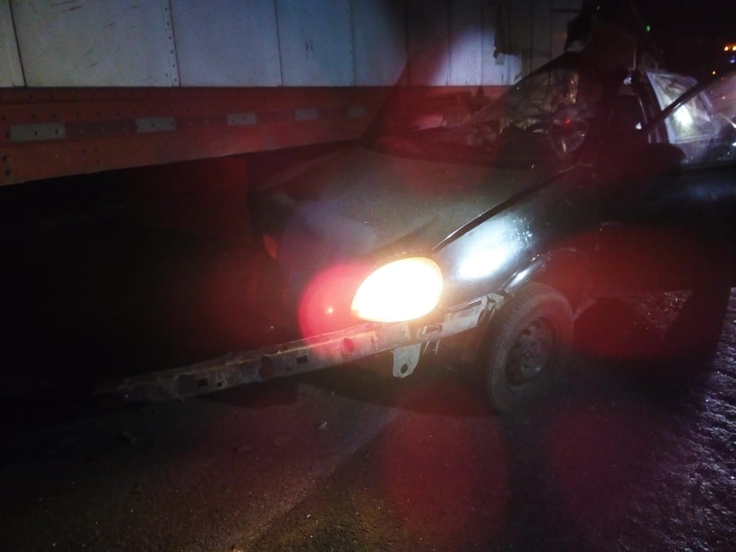 Los ocupantes del coche resultaron afectados con múltiples lesiones y atrapados entre los fierros de la unidad (Cortesía).
