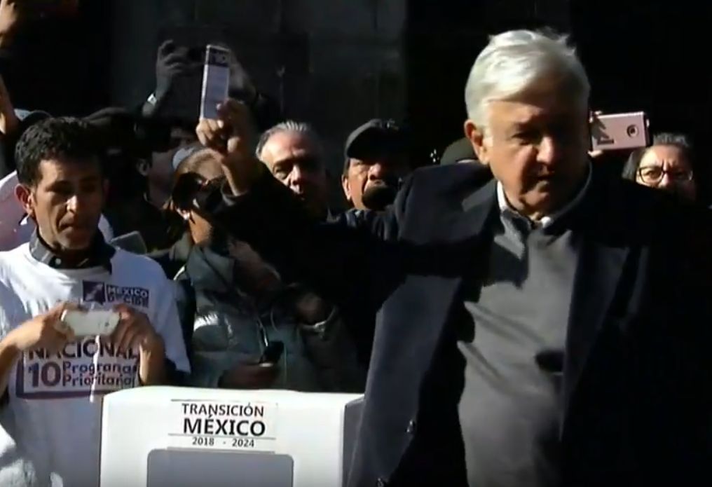 El presidente electo acude a la explanada de la alcaldía de Tlapan a emitir su voto. (Milenio)