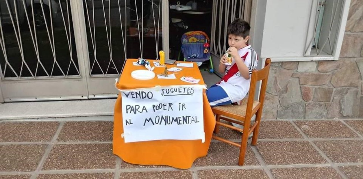 Renzo vendía sus juguetes para poder recaudar el dinero suficiente para comprar un boleto para la Final de la Libertadores (Especial)