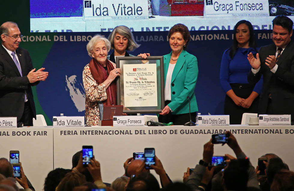 La secretaria de Cultura federal, María Cristina García Cepeda, entregó la distinción a Ida Vitale (Fernando Carranza).