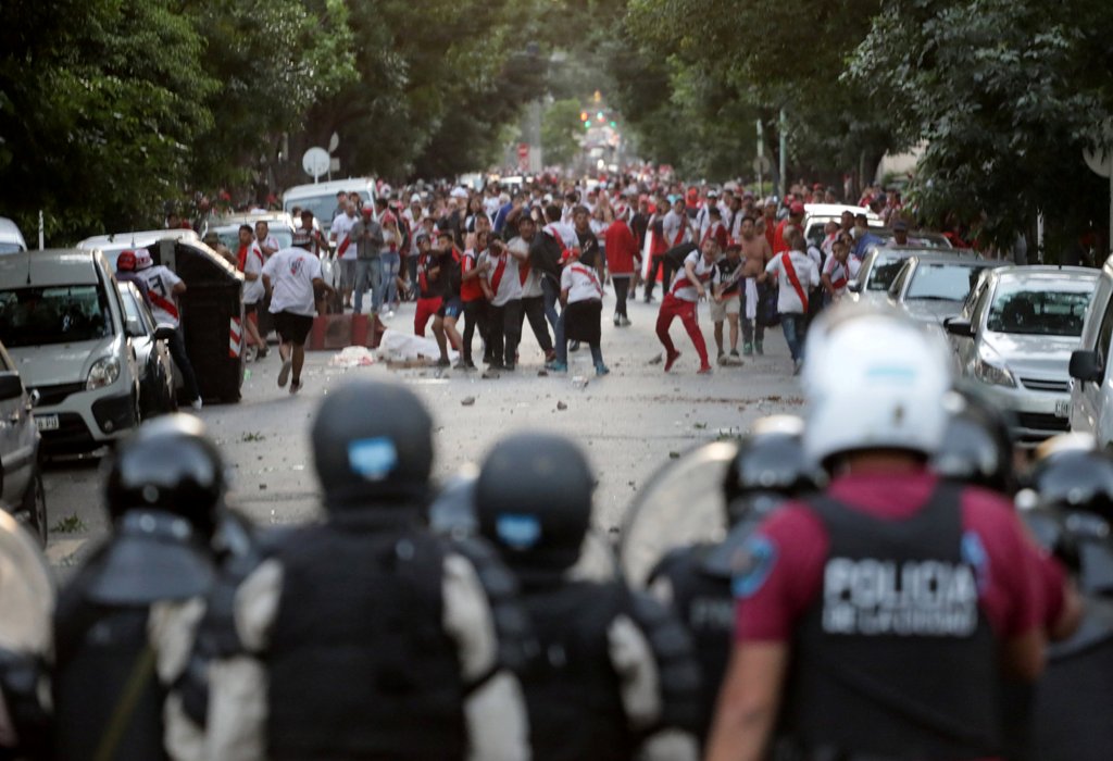 Aficionados de River Plate enfrentando a la policía argentina (Reuters)