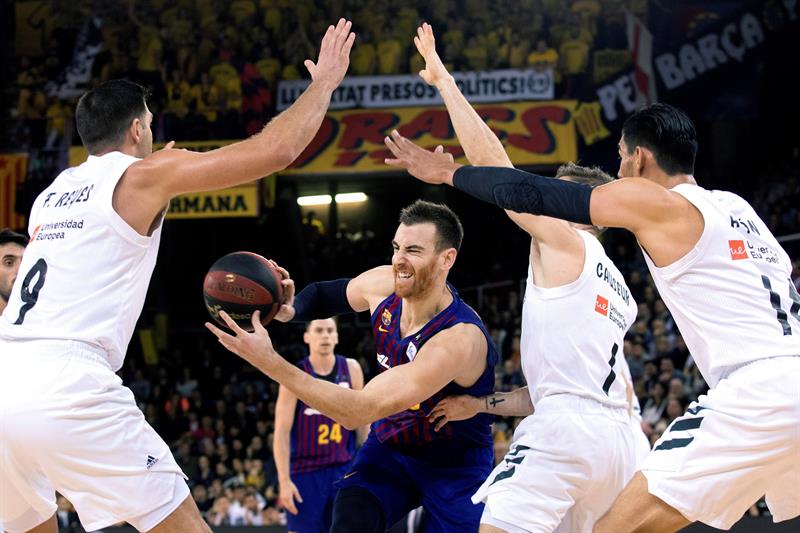 El Barcelona acabó con Gustavo Ayón y el Real Madrid (EFE)