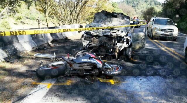 El choque provocó un incendio en los vehículos. (Jorge Becerril)