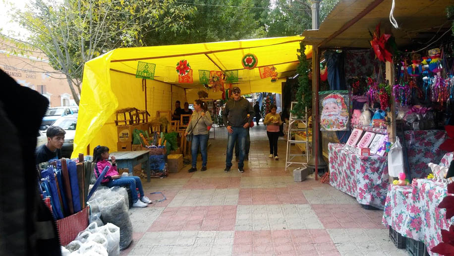 Los comerciantes aseguran que cada año es mayor la cantidad de personas que los visitan. (Isis Rábago)