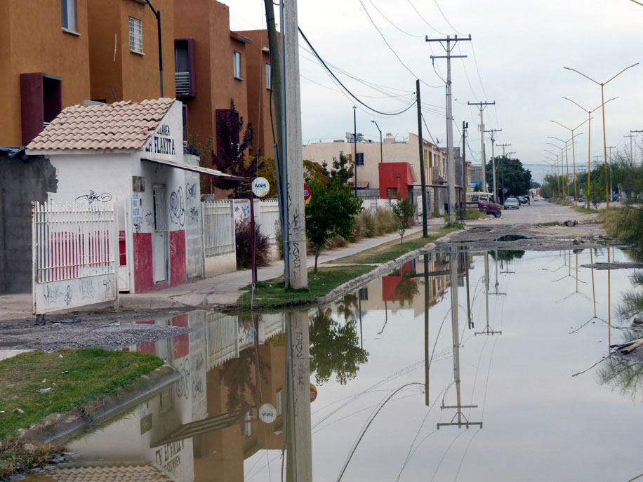 La entrada al fraccionamiento es en ocasiones imposible debido al anegamiento de agua. (Lilia Ovalle)