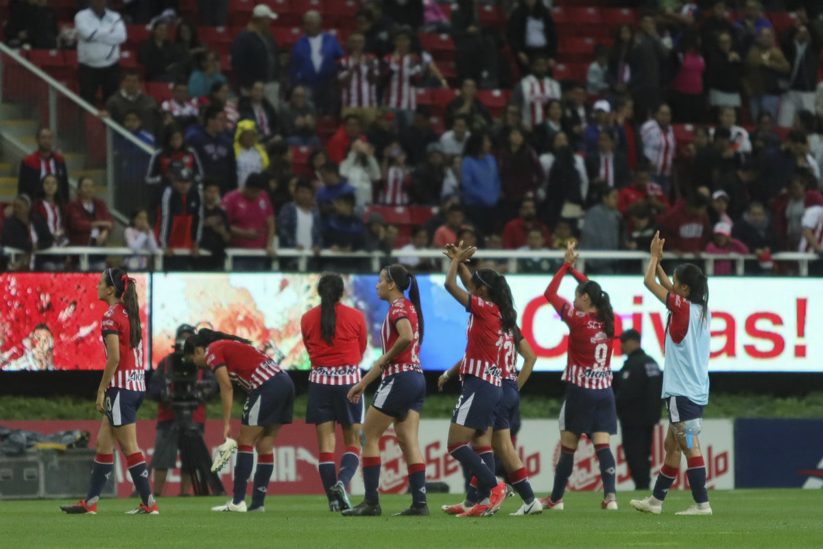 Jugadoras de Chivas celebran su pase a las Semifinales de la Liga MX Femenil (Imago7)