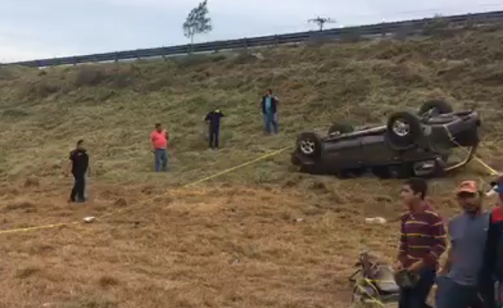 La camioneta quedo volcada.