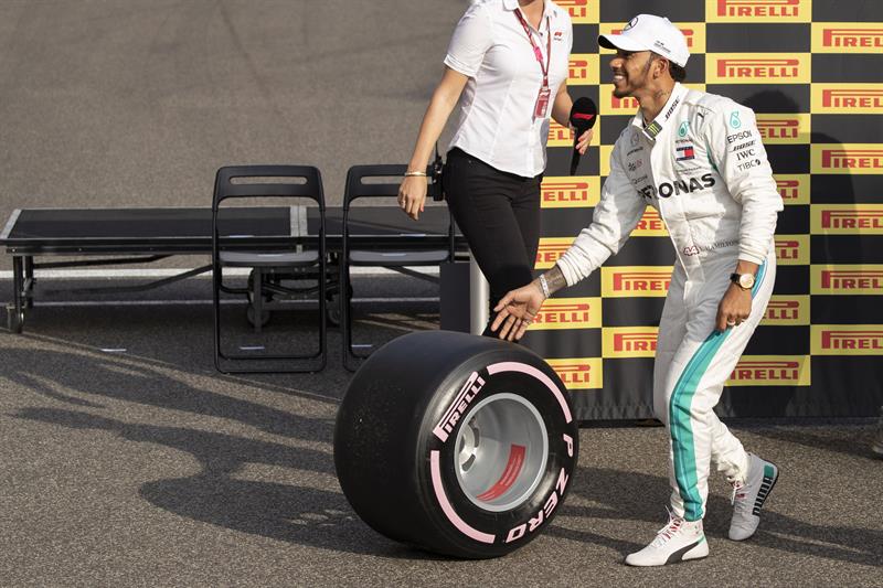 Lewis Hamilton con un neumático de Pirelli (EFE)