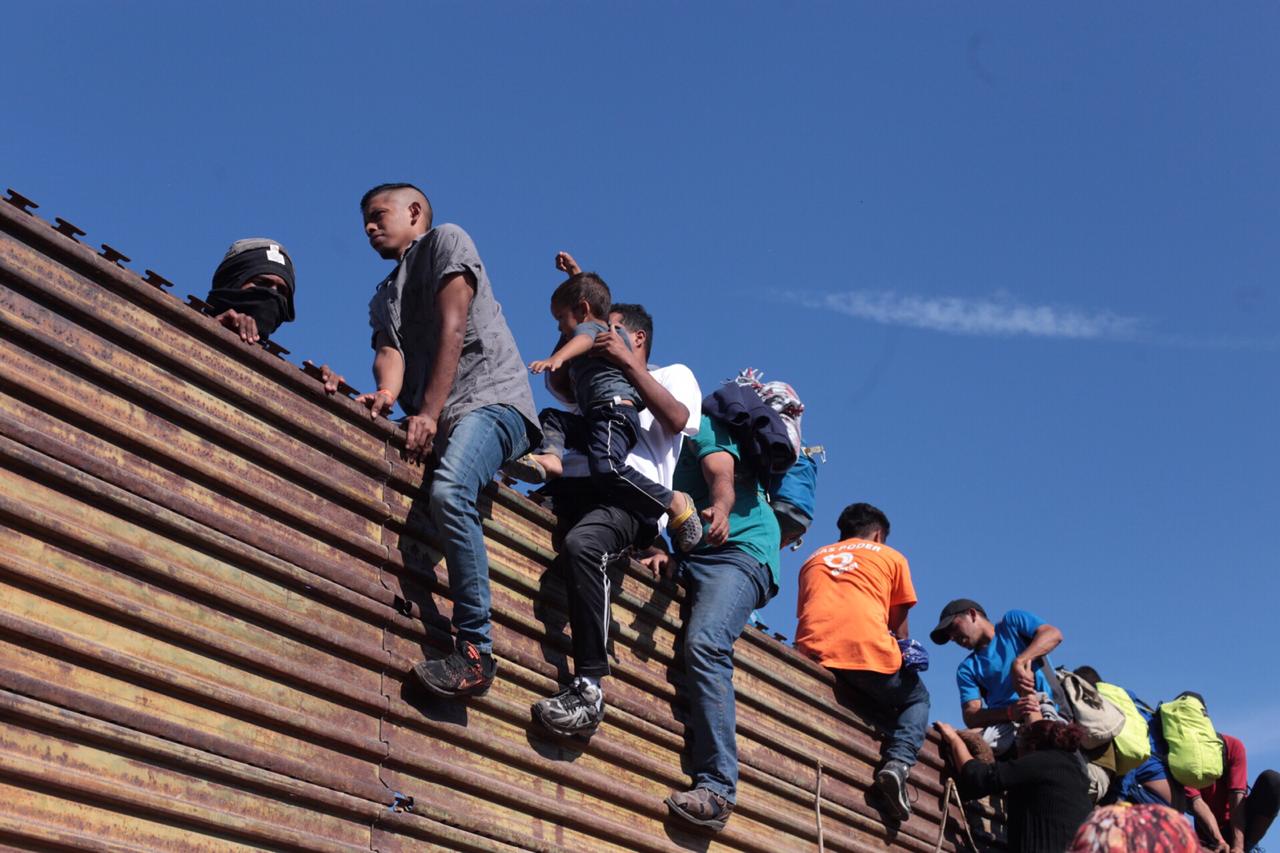 Hasta ahora ningún migrante ha logrado pisar terreno estadunidense. | Jesús Quintanar