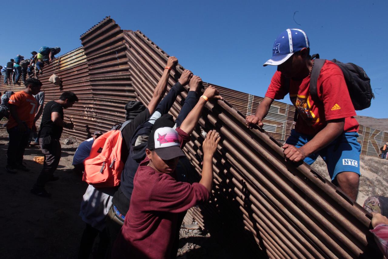 Al menos migrantes centroamericanos intentan cruzar la frontera. (Jesús Quintanar)