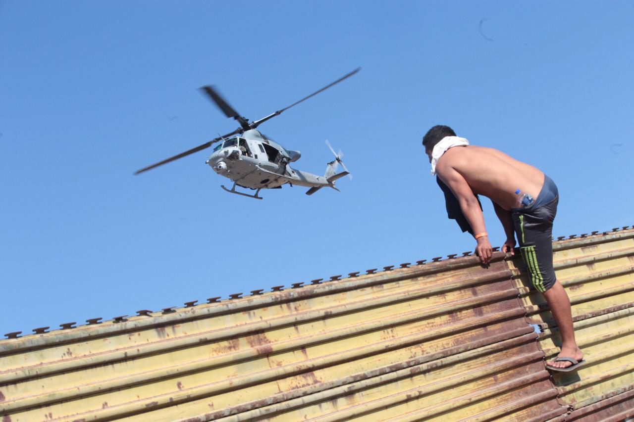 'Polleros' promocionan supuestos cruces con escalera hacia EU