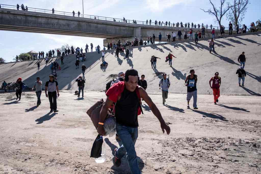 Algunos migrantes se empiezan a retirar y se dirigen al albergue en el deportivo Benito Juárez AFP