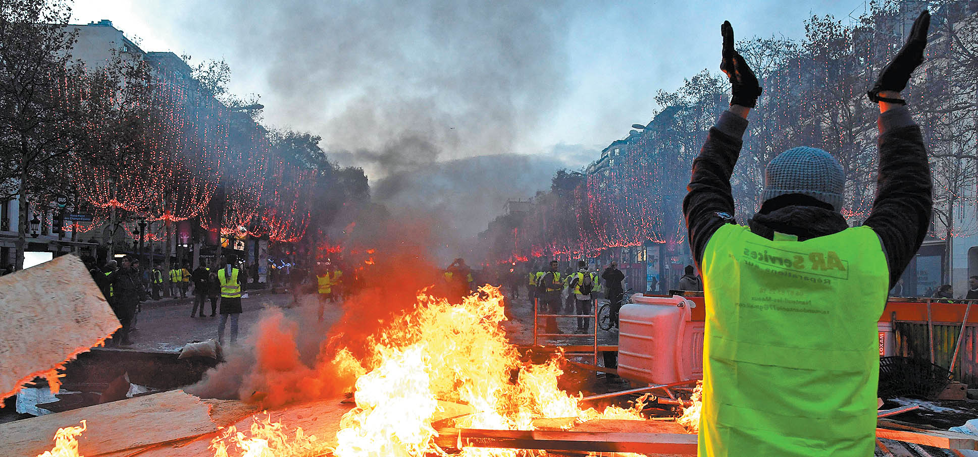 El ministerio de Interior francés informó la detención de 130 personas y confirmó a 19 heridos en el enfrentamiento. (AFP)