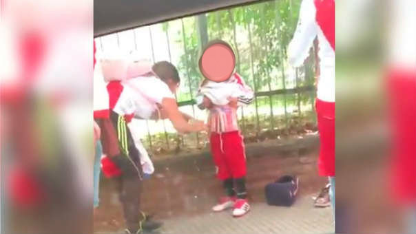 Mujer colocando bengalas en el cuerpo de una niña