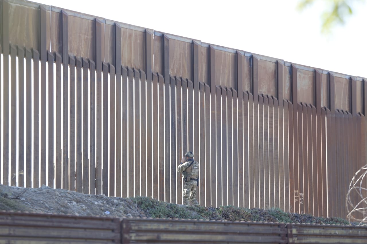 El muro fronterizo es resguardado por elementos de la Seguridad Nacional. (Andrés Lobato)