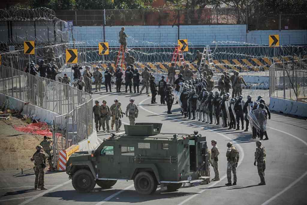 Personal militar de los EU y agentes de la Patrulla Fronteriza resguardan la frontera ante la llegada de migrantes. (AFP)