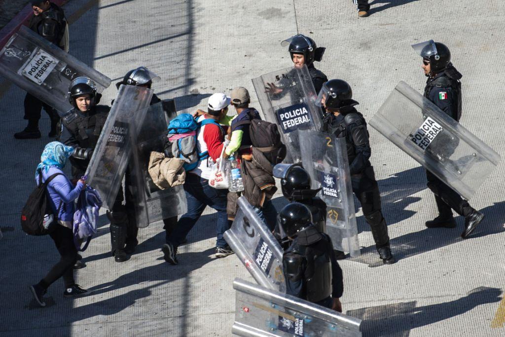 La Policía Federal se moviliza para frenar el avance de migrantes a la línea fronteriza. AFP