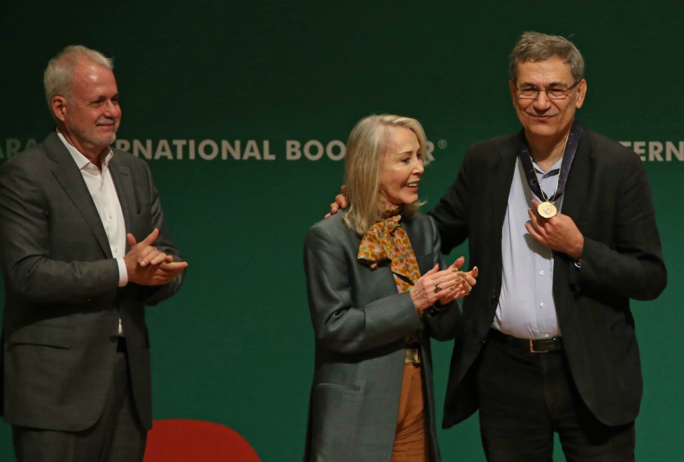 Silvia Lemus hizo entrega de la medalla Carlos Fuentes al escritor Turco y premio nobel de literatura Orhan Pamuk. (Fernando Carranza)