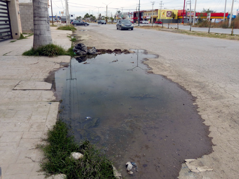 La tapa del drenaje en varias casas se levanta debido al brote de aguas. (Lilia Ovalle)