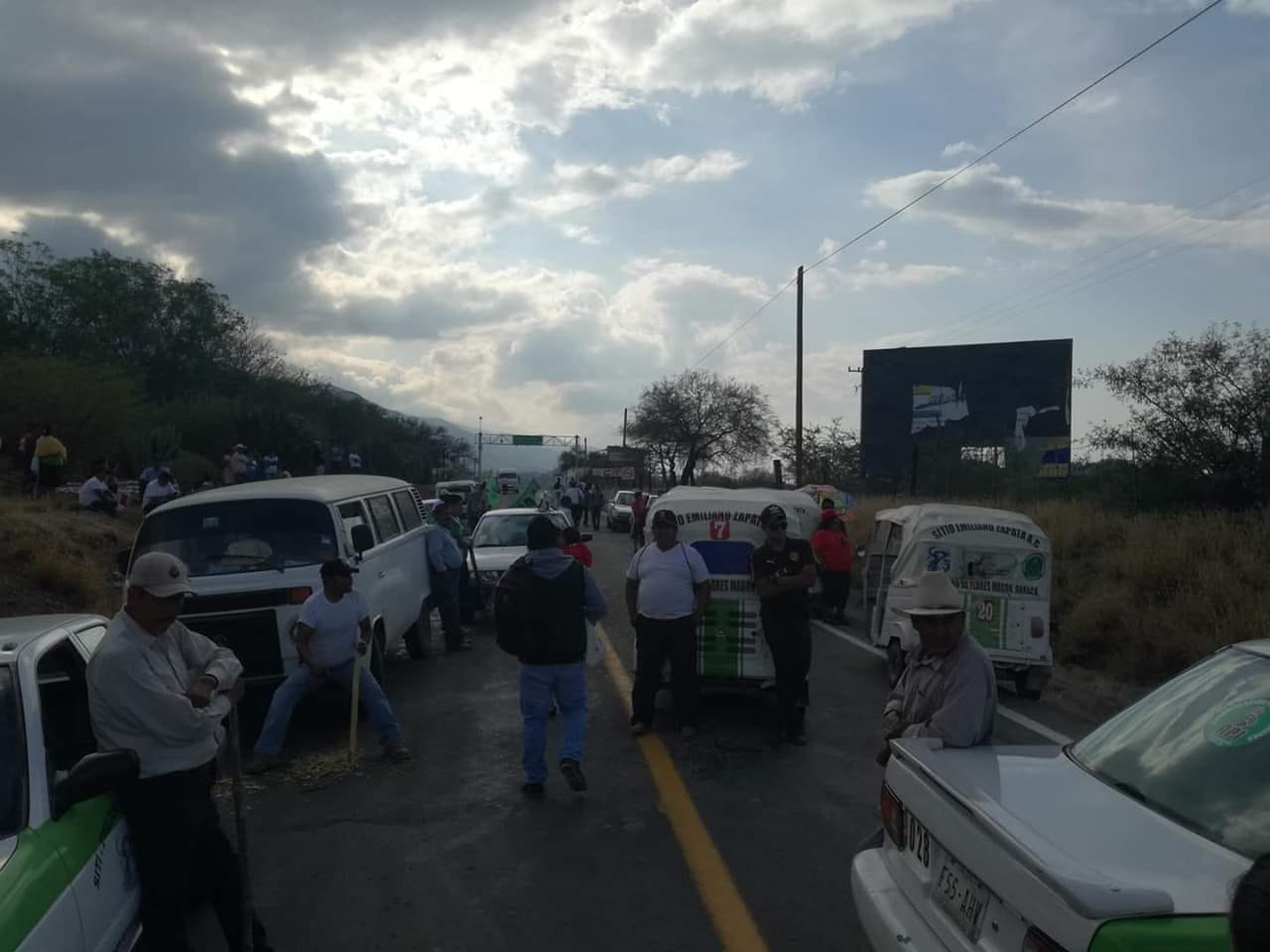 Ante el cierre de la carretera antes referida, autoridades viales están desviando el paso de vehículos en la ruta San Antonio Nanahuatípam -Tilapa (Ap