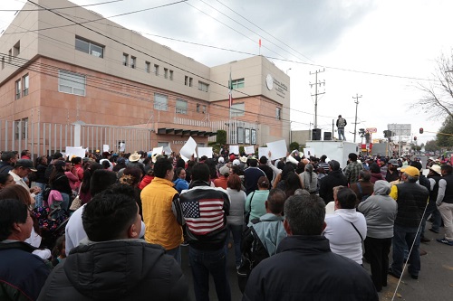 Esta tarde ciudadanos de Ocuilan se manifestaron en Sala Toluca del TEPJF contra el fallo. (Tania Contreras)