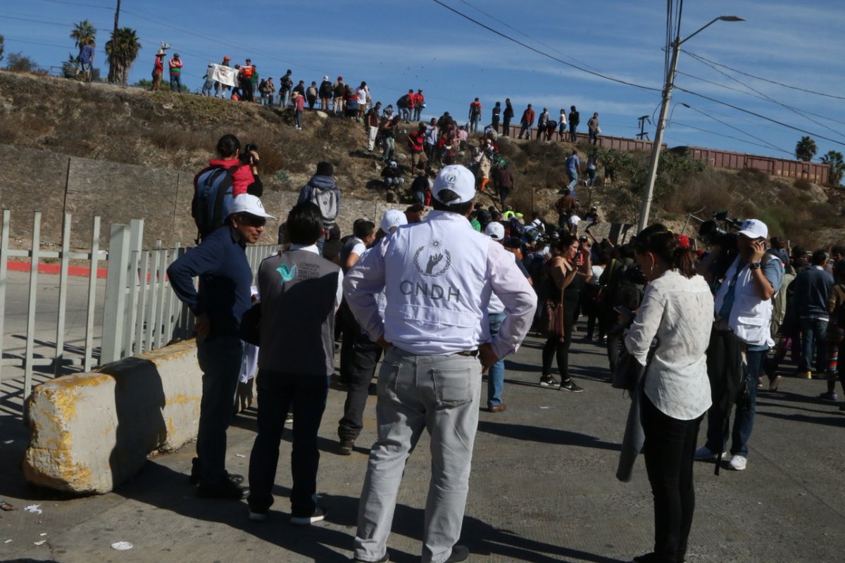 La CNDH reprobó los hechos violentos en las inmediaciones del cruce fronterizo San Ysidro, Tijuana. (Twitter: @CNDH)