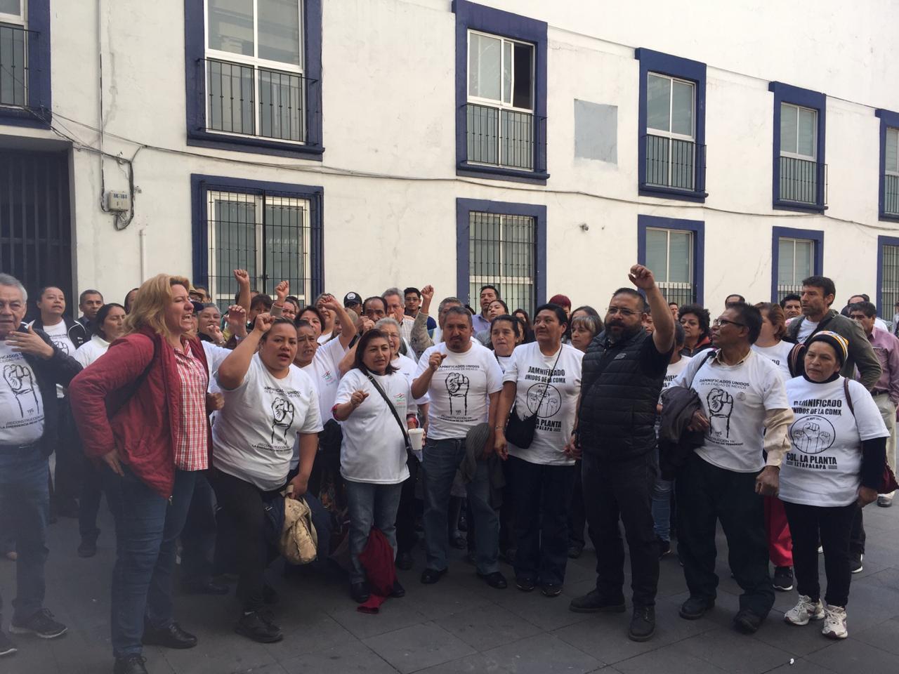 Damnificados protestaron afuera de la Antigua Escuela de Jurisprudencia. | Cinthya Stettin
