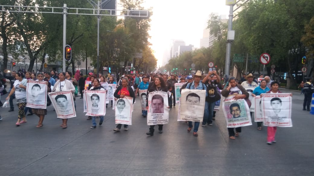 Los deudos se reunieron en el Ángel de la Independencia con dirección al Hemiciclo a Juárez. (Jorge Becerril)