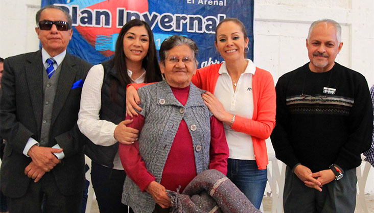 La edil entregó mil 125 cobijas a adultos mayores de El Arenal. (Cortesía)