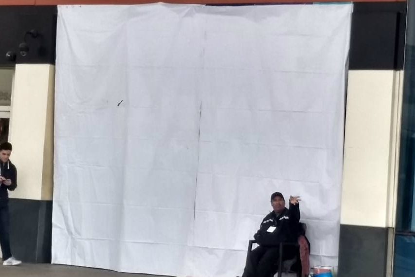 Los encargados del local ubicado en Plaza Fiesta Anáhuac taparon con una manta blanca una de las puertas. (Especial)