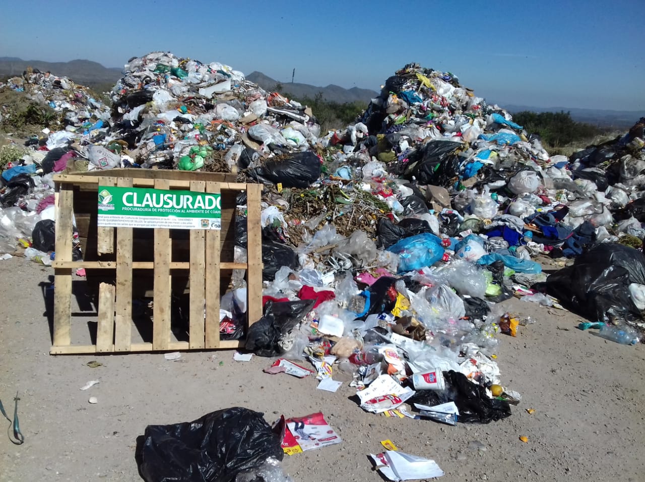 Aún se evalúan los daños generados por la saturación del relleno sanitario en Parras. (Especial)