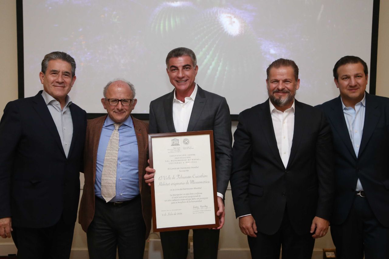 El gobernador de Puebla, Antonio Gali, recibió el documento que avala el nombramiento (Especial)