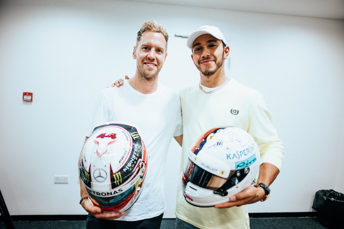 Hamilton y Vettel intercambian cascos tras finalizar temporada de la F1 (Twitter @MercedesAMGF1)