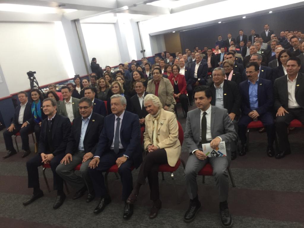López Obrador aseguró que será respetuoso de la  autonomía sindical. (Especial).