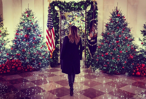 Melania Trump mostró en Twitter fotos de la "brillante" decoración navideña en la Casa Blanca. @FLOTUS