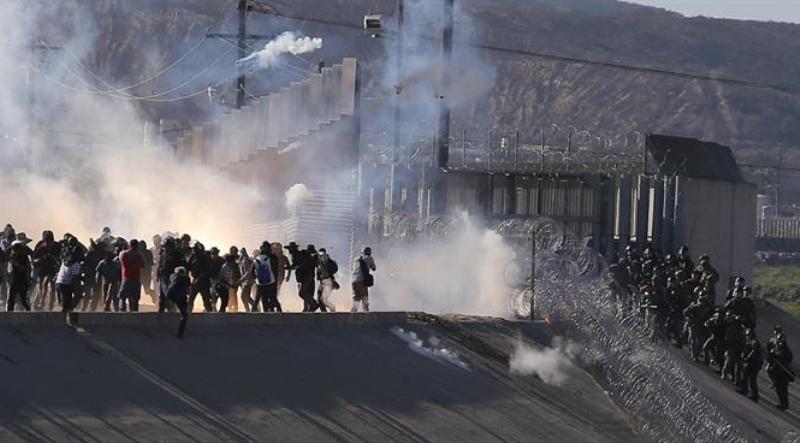 Miembros de la Patrulla Fronteriza repelieron los intentos de los migrantes con gases lacrimógenos.