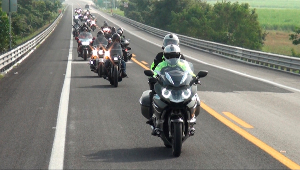 Motociclistas recorren las carreteras.