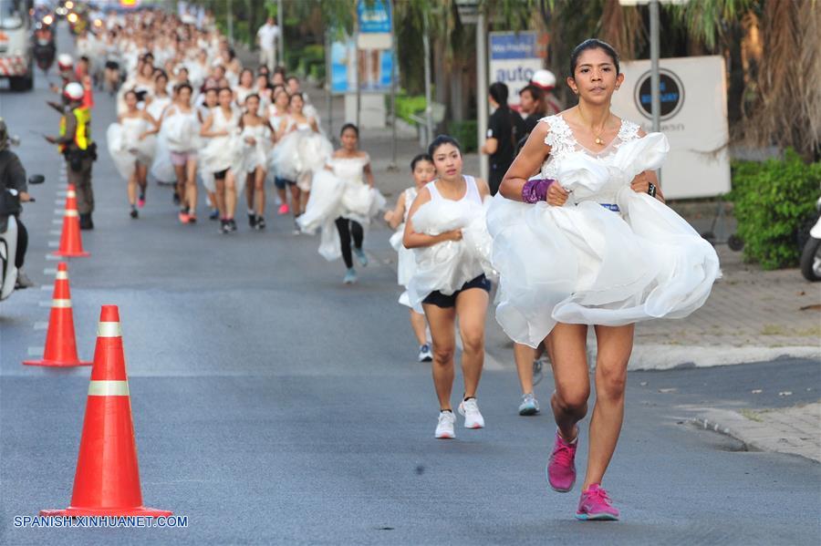 Las parejas corrieron para ganarse su boda y luna de miel (Fotos: spanish.xinhuanet.com)