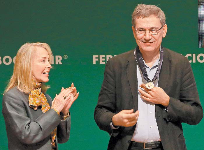 Silvia Lemus le entregó la presea al autor.  Fernando Carranza